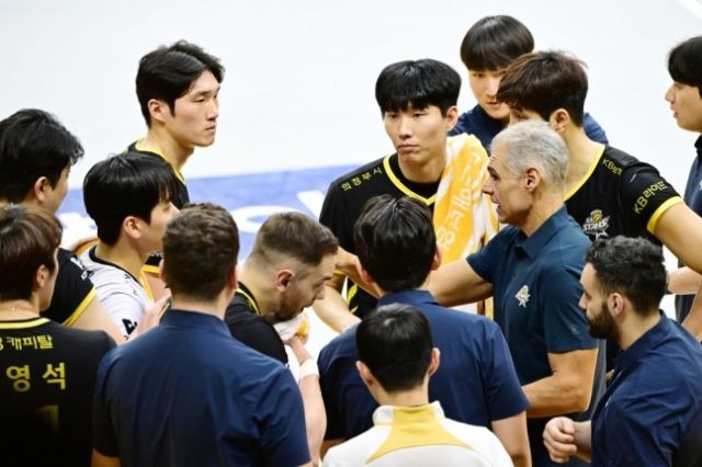 3일 의정부 경민대체육관에서 벌어진 대전 삼성화재와 V리그 남자부 6라운드 홈 경기에서 패하며 연승행진이 중단된 의정부 KB손해보험 선수단. 한국프로배구연맹 제공