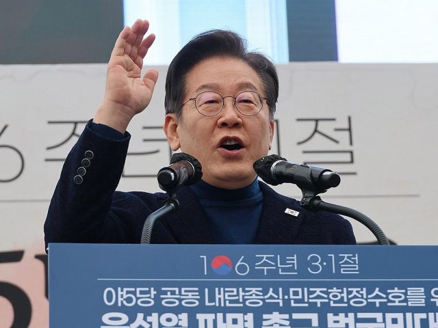 더불어민주당 이재명 대표가 1일 서울 종로구 안국동 사거리에서 열린 '야 5당 공동 내란종식·민주헌정수호를 위한 윤석열 파면 촉구 범국민대회'에서 발언하고 있다. 연합뉴스