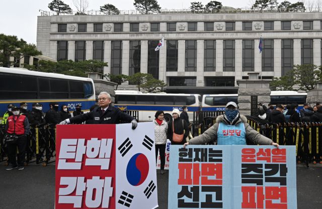 윤석열 대통령 탄핵 심판 선고에 대한 헌법재판소의 침묵이 길어지면서 정치권 뿐만 아니라 사회 각계각층의 헌재를 향한 압박이 거세지고 있다. 30일 오후 헌법재판소 앞에서 국민의힘과 진보당 관계자가 윤 대통령 탄핵 찬반 시위를 벌이고 있다. 조주현기자