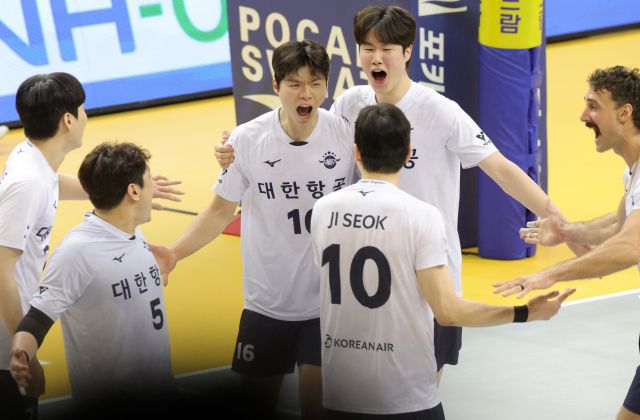 30일 의정부 경민대체육관에서 열린 의정부 KB손해보험과의 ‘도드람 2024-2025 V리그’ 남자부 플레이오프 3차전서 승리, 챔피언전 진출을 확정한 인천 대한항공 선수들이 기뻐하고 있다.연합뉴스