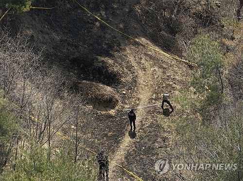 (의성=연합뉴스) 박세진 기자 = 경북경찰청 형사기동대와 과학수사계가 29일 경북산불 최초 발화 추정 지점인 의성군 괴산리 야산에서 현장 조사를 하고 있다. 2025.3.29 psjpsj@yna.co.kr psjpsj@yna.co.kr
