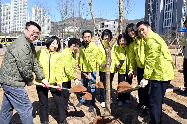 의정부시의원들이 지난 28일 고산지구에서 열린 제80회 식목일 기념행사에서 나무를 심고 있다. 의정부시의회 제공