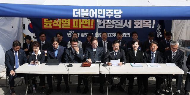 더불어민주당 이재명 대표를 비롯한 지도부가 26일 서울 종로구 광화문 천막당사에서 열린 최고위원회의에 참석해 있다. 연합뉴스