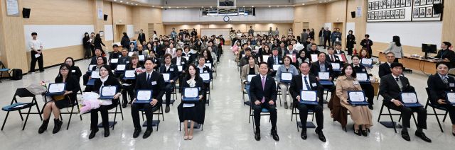 유정복 인천시장이 28일 인천시청 대회의실에서 열린 ‘2025년 1분기 모범선행시민 표창 수여식’에서 표창 수상자들과 기념촬영을 하고 있다. 인천시 제공