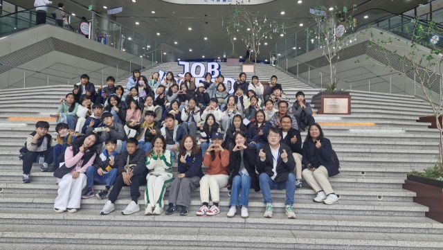 28일 오전 한국잡월드를 방문한 위례한빛초, 태국 마하사라캄국립대 부설초 학생들. 위례한빛초 제공