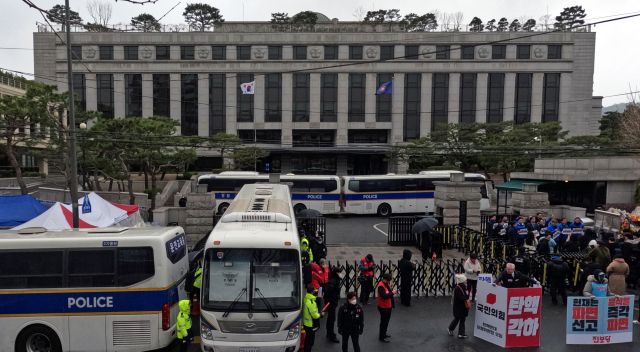 윤석열 대통령 탄핵 심판 선고에 대한 헌법재판소의 침묵이 길어지면서 정치권 뿐만 아니라 사회 각계각층의 헌재를 향한 압박이 거세지고 있다. 30일 오후 헌법재판소 앞에서 국민의힘과 진보당 관계자가 윤 대통령 탄핵 찬반 시위를 벌이고 있다. 조주현기자