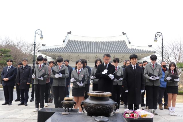 국립이천호국원이 서해수호의 날을 맞아 직원 및 여주제일중학교 학생들과 현충탑에 참배했다. 국립이천호국원 제공