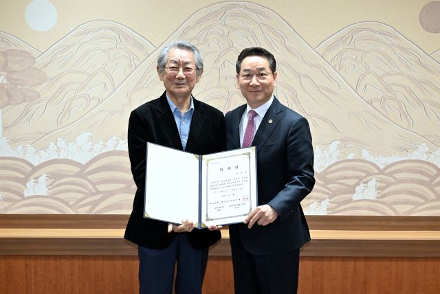 유정복 인천시장이 28일 인천시청 대접견실에서 배우 전무송에게 제43회 대한민국연극제 명예대회장 위촉장을 수여하고 기념사진을 촬영하고 있다. 인천시 제공