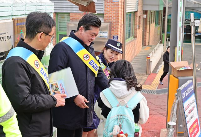이영훈 미추홀구청장이 개학기를 맞아 최근 용정초등학교 앞에서 ‘어린이 교통안전 캠페인’을 하고 있다. 미추홀구 제공