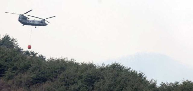 28일 오후 경남 산청군 시천면 상공에서 CH-47 치누크 헬기가 산불 진화를 위해 이동하고 있다. 연합뉴스