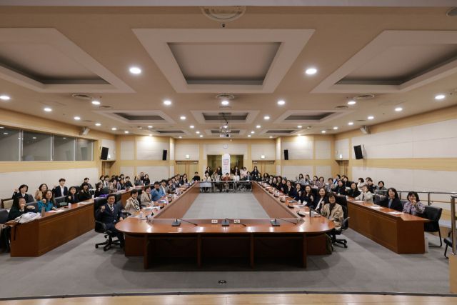 워킹그룹 운영의 시작을 알리는 해오름식이 지난 28일 경기도인재개발원 3층 세미나실에서 열렸다. 이 자리에는 도의회 여성가족평생교육위원회 문형근 위원장을 비롯한 장민수·유호준 도의원, 김혜순 경기도여성가족재단 대표이사를 비롯해 각계 전문가 100여 명이 참석했다. 경기도여성가족재단 제공