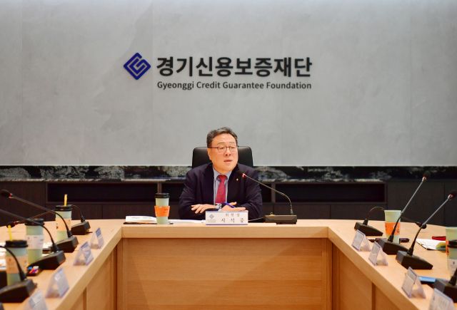 경기신용보증재단 시석중 이사장이 최근 열린 2025년 제1회 고객자문위원원회 회의에서 발언하고 있다. 경기신보제공.