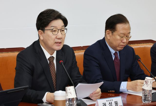 국민의힘 권성동 원내대표(왼쪽)가 31일 국회에서 열린 비상대책위원 회의에서 발언하고 있다. 연합뉴스