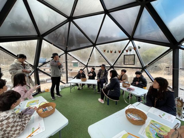 포천교육지원청과 국립수목원이 협력해 운영하는 공헌형 산림생물 공유학교에 참가한 학생들이 강사로부터 설명을 듣고 있다. 포천교육지원청 제공