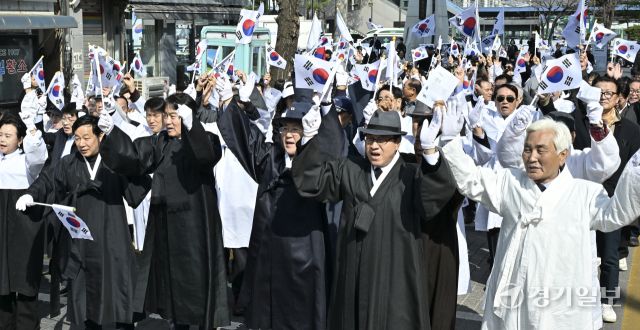 31일 오후 군포역광장에서 열린 '군포 3.31 만세운동 기념행사'에서 하은호 군포시장, 김귀근 군포시의회 의장, 임경주 광복회 군포시 지회장 등과 시민들이 만세를 외치며 행진을 하고 있다. 홍기웅기자