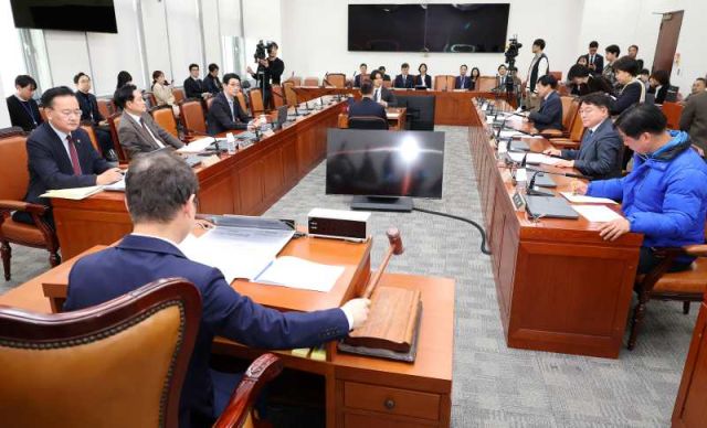 헌법재판소법 일부개정법률안 등을 심의하는 국회 법제사법위원회의 법안심사제1소위원회가 31일 국회에서 더불어민주당 소속 박범계 소위원장 주재로 진행되고 있다. 연합뉴스