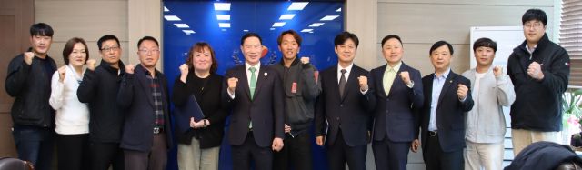 31일 열린 ‘경기도청 직장운동경기부 지도자 임명장 수여식 및 정담회’서 이원성 경기도체육회장(왼쪽 6번째)을 비롯, 지도자와 관계자들이 기념촬영을 하고 있다.경기도체육회 제공