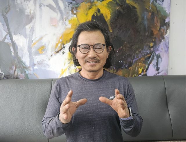 평택피아노학원협의회 성현모 회장이 경기일보와의 인터뷰에서 밝게 웃고 있다. 윤동현 기자