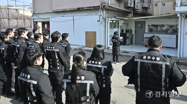 파주시, 성매매집결지 용주골 8차 행정대집행 시작 [포토뉴스]