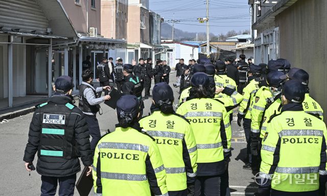 파주시, 성매매집결지 용주골 8차 행정대집행 시작 [포토뉴스]