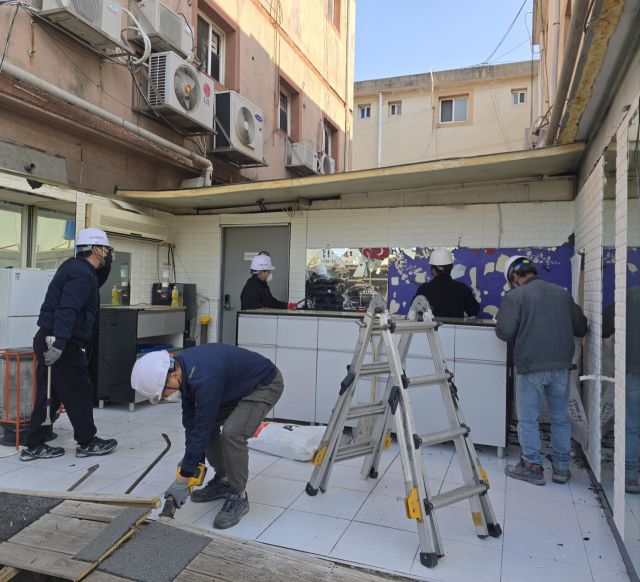 31일 오전 파주시 파주읍 연풍리 속칭 ‘용주골’ 성매매집결지에서 진행된 행정대집행에서 철거반원들이 건축물 해체작업을 하고 있다. 김요섭기자