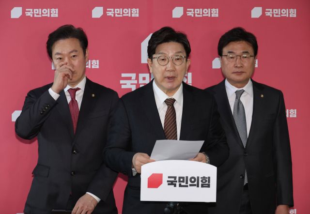 국민의힘 권성동 원내대표가 31일 서울 여의도 국회에서 상법 개정안 재의요구권 행사 요청 등 현안 관련 브리핑을 하고 있다. 연합뉴스