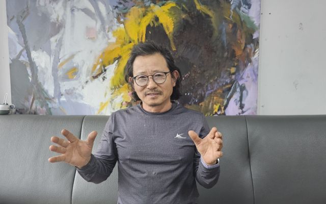 평택피아노학원협의회 성현모 회장이 경기일보와의 인터뷰에서 밝게 웃고 있다. 윤동현 기자