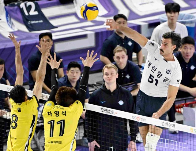 인천 대한항공이 새로운 오른쪽 날개 카일 러셀을 앞세워 V리그 통산 6번째이자 5연속 챔피언 등극에 도전한다. 사진은 대한항공의 새 희망이 된 러셀의 공격 모습.KOVO 제공