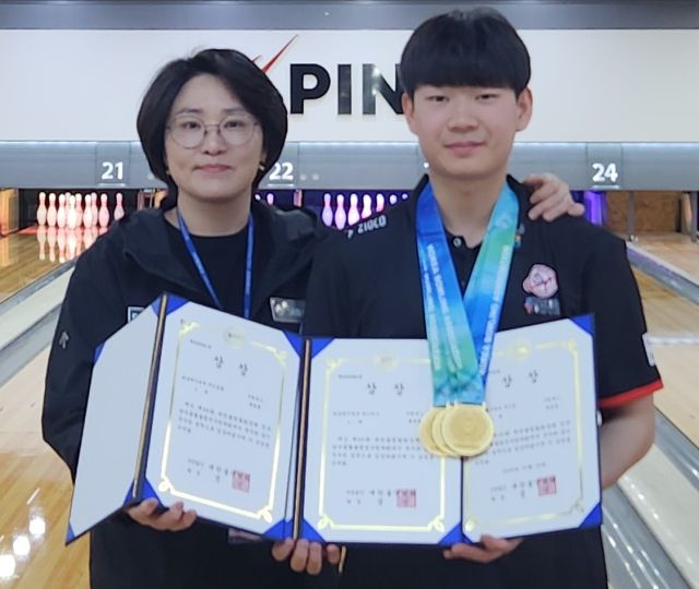 남고부 개인종목을 석권한 배정훈(오른쪽)이 정묘법 감독과 3관왕에 오른 후 기념촬영을 하고 있다.수원유스클럽 제공