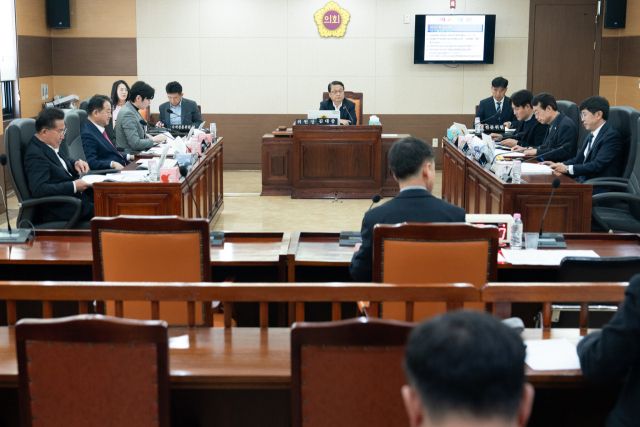 인천시의회 건설교통위원회가 31일 제301회 임시회 제1차 회의에서 ‘인천시 유료도로 통행료 징수 등에 관한 조례(안)’에 대한 심의를 하고 있다. 인천시의회 제공