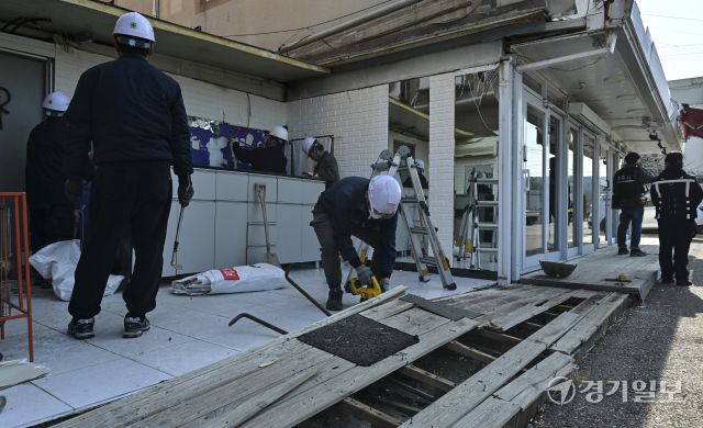 파주시, 성매매집결지 용주골 8차 행정대집행 시작 [포토뉴스]