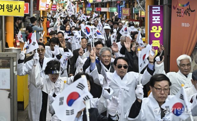31일 오후 군포역광장에서 열린 '군포 3.31 만세운동 기념행사'에서 하은호 군포시장, 김귀근 군포시의회 의장, 임경주 광복회 군포시 지회장 등과 시민들이 만세를 외치며 행진을 하고 있다. 홍기웅기자