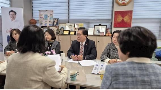 송석준 국회의원이 아동친화도시 이천시의 보육 상생을 위해 이천시어린이집연합회 회원들과 간담회 개최했다. 송석준 의원실 제공
