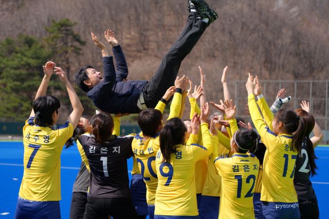 2025 전국춘계남녀하키대회 여자 일반부에서 우승을 차지한 평택시청 선수들이 한진수 감독을 헹가래 치고 있다.평택시청 제공