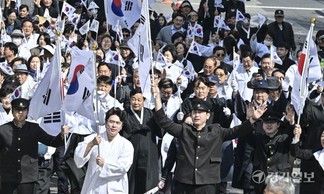 31일 오후 군포역광장에서 열린 '군포 3.31 만세운동 기념행사'에서 하은호 군포시장, 김귀근 군포시의회 의장, 임경주 광복회 군포시 지회장 등과 시민들이 만세를 외치며 행진을 하고 있다. 홍기웅기자