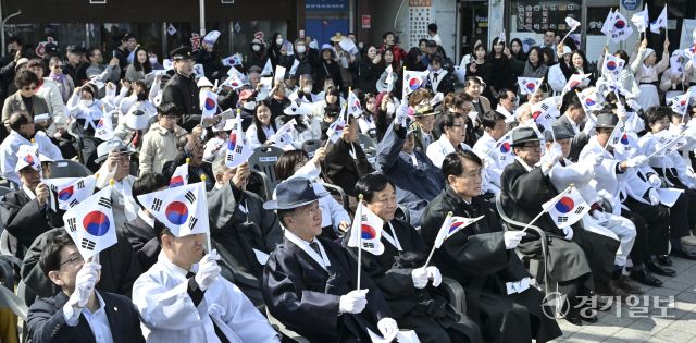31일 오후 군포역광장에서 열린 '군포 3.31 만세운동 기념행사'에서 하은호 군포시장, 김귀근 군포시의회 의장, 임경주 광복회 군포시 지회장 등과 시민들이 만세를 외치며 행진을 하고 있다. 홍기웅기자