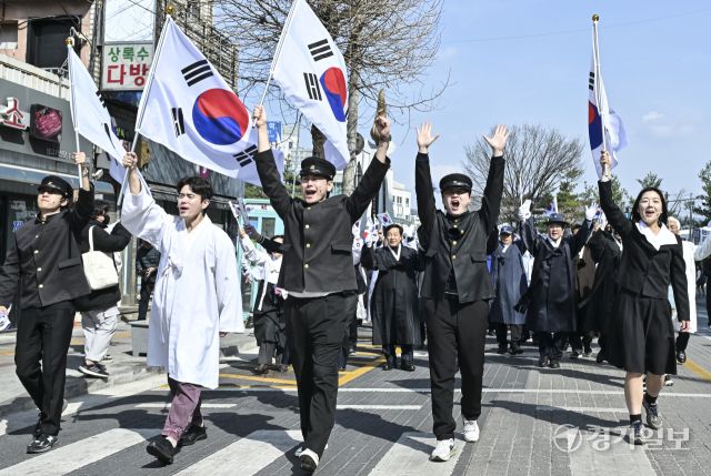 31일 오후 군포역광장에서 열린 '군포 3.31 만세운동 기념행사'에서 하은호 군포시장, 김귀근 군포시의회 의장, 임경주 광복회 군포시 지회장 등과 시민들이 만세를 외치며 행진을 하고 있다. 홍기웅기자