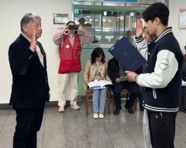 2025 경기도지사배 전국사격대회 개회식에서 남녀 선수대표가 선서를 하고 있다.경기도사격연맹 제공