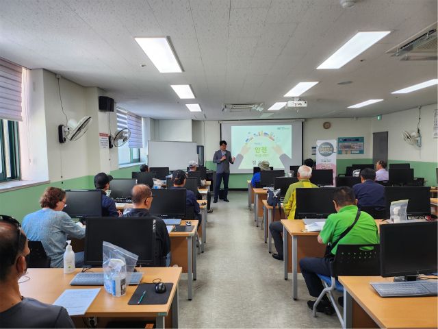 한국도로교통공단 인천지부가 섬지역 주민 대상으로 찾아가는 고령운전자 교통안전교육을 하고 있다. 한국도로교통공단 인천지부 제공