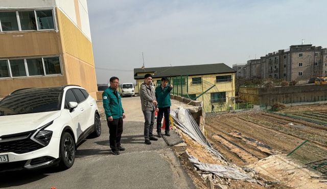 인천 강화군이 해빙기 재난취약시설 안전 점검을 하고 있다. 강화군 제공