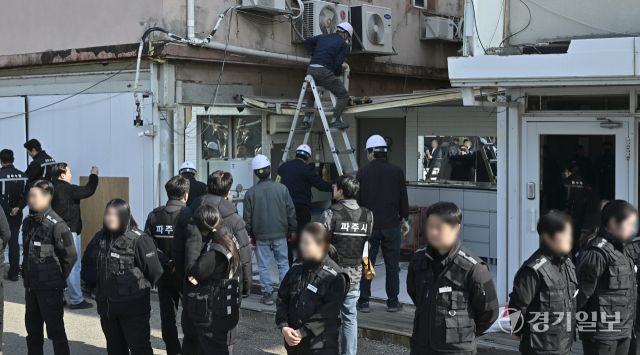 31일 오전 파주시 연풍리에 위치한 용주골 성매매집결지에서 진행된 8차 행정대집행에서 파주시, 방호호업체 관계자, 철거 용역 관계자들이 불법 건축물에 대해 철거를 하고 있다. 홍기웅기자