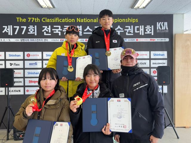 제77회 전국종별스키대회 크로스컨트리 중등부 남녀 팀 스프린트 1.2㎞에서 동반 우승을 차지한 평택 세교중 선수들이 길은수 코치와 기념촬영을 하고 있다.경기도스키협회 제공