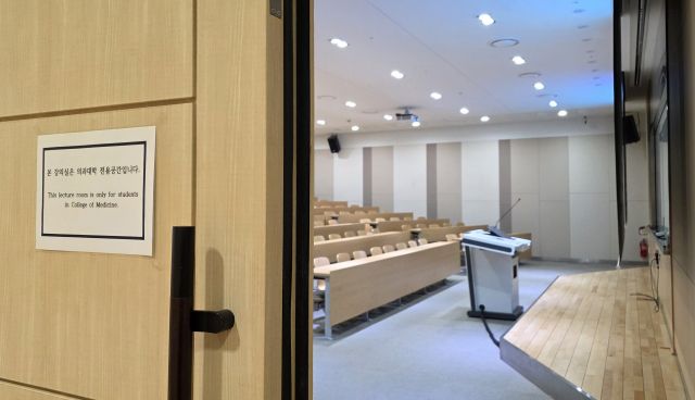 4일 오후 1시30분께 인천 미추홀구 인하대학교 60주년기념관 207호 강의실에 의예과 1학년 대상 인체생물학 수업이 이뤄져야 하지만, 학생들이 등교하지 않아 참여하지 않아 텅 비어있다. 장민재기자