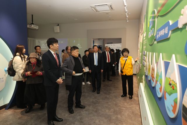 4일 중구 신흥동에서 인천시와 인천환경공단이 ‘인천환경공단 남항 공공하수처리시설 물홍보관 개관식’을 열고 주민들과 홍보관 탐방을 하고 있다. 환경공단 제공