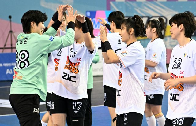 ‘신한 SOL페이 2024-2025 핸드볼 H리그’ 여자부서 개막 14연승을 질주 중인 광명 SK 슈가글라이더즈가 전승 우승을 향해 순항하고 있다.한국핸드볼연맹 제공