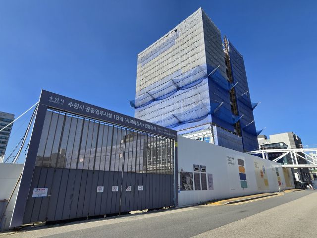 시공사 회생 절차 돌입, 법적 분쟁 등으로 중단 상태에 있는 수원시의회 신청사 공사 현장. 경기일보DB