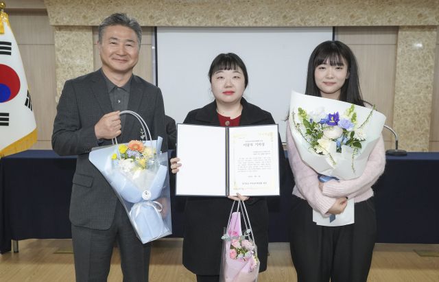경기일보 독자권익위원회가 선정하는 ‘이달의 기자상’에 미디어본부 이연우(가운데)기자, 정예은 인턴기자(오른쪽)가 수상의 영예를 안았다. 홍기웅 기자