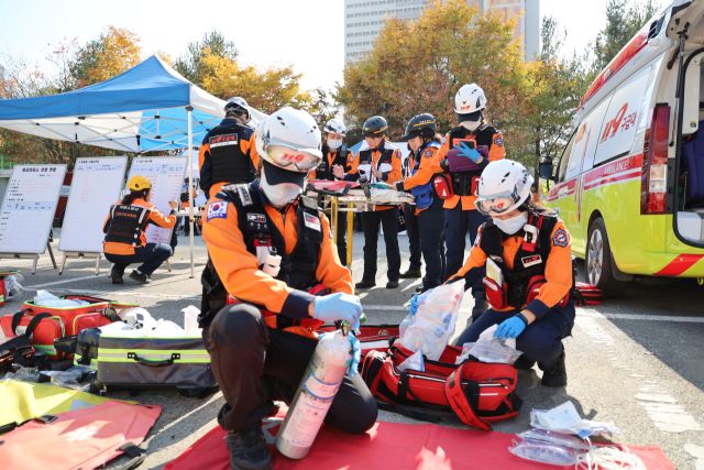 경기도소방재난본부 119구급대가 환자 이송 훈련을 하고 있다. 경기도소방재난본부 제공