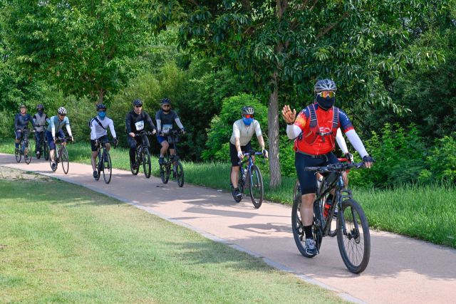 양평군 자전거레저특구와 환경생태프로젝트를 연계한 ‘두바퀴 in 양평’ 행사에서 참가자들이 자전거를 타고 있다. 양평군 제공