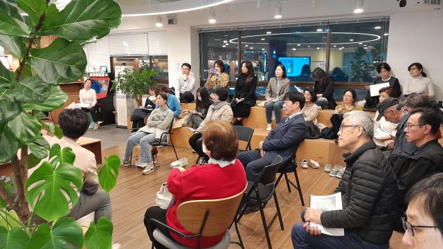 과천도시공사가 지난해 개최한 환경토크쇼에서 전문가와 주민들이 다양한 의견을 나누고 있다. 과천 도시공사 제공